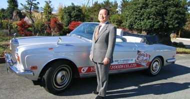 「よっちゃんイカ」の社長は、40年ぐらい前に、日本に数台しか存在しなかったロールスロイスコーニッシュを金色に塗り、車体に「よっちゃんイカ」とプリントして走り回ったところ、ロールスロイス側から「やめてくれ…」とクレームが付き、銀色に塗りなおして車体に「よっちゃんイカ」とプリントした