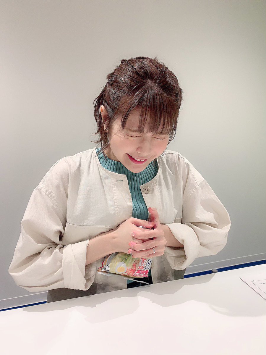 らーめんの麺を一口サイズに砕いて、スープの粉を入れて(かけ過ぎ注意
