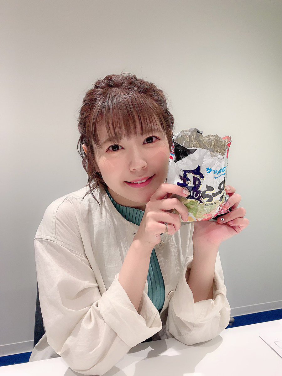 らーめんの麺を一口サイズに砕いて、スープの粉を入れて(かけ過ぎ注意