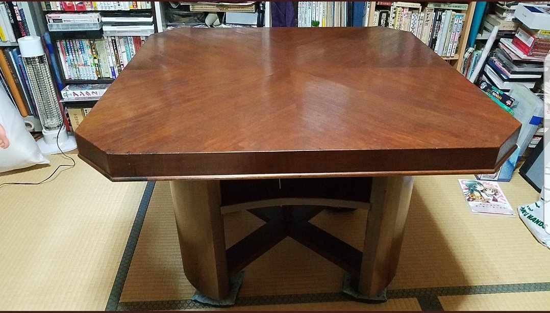 ナポレオンのテーブルがなんだ、うちには満洲国大使館の机があるぞ 