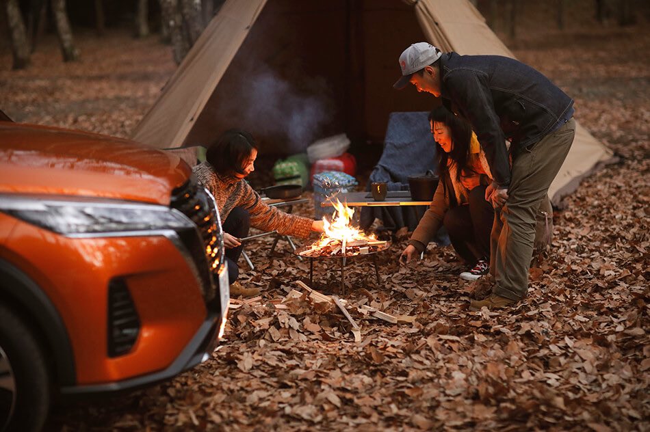 キャンパーの皆さん真似しちゃダメですぞ 落ち葉の上で焚き火   