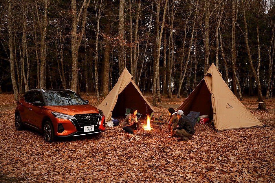 キャンパーの皆さん真似しちゃダメですぞ 落ち葉の上で焚き火   