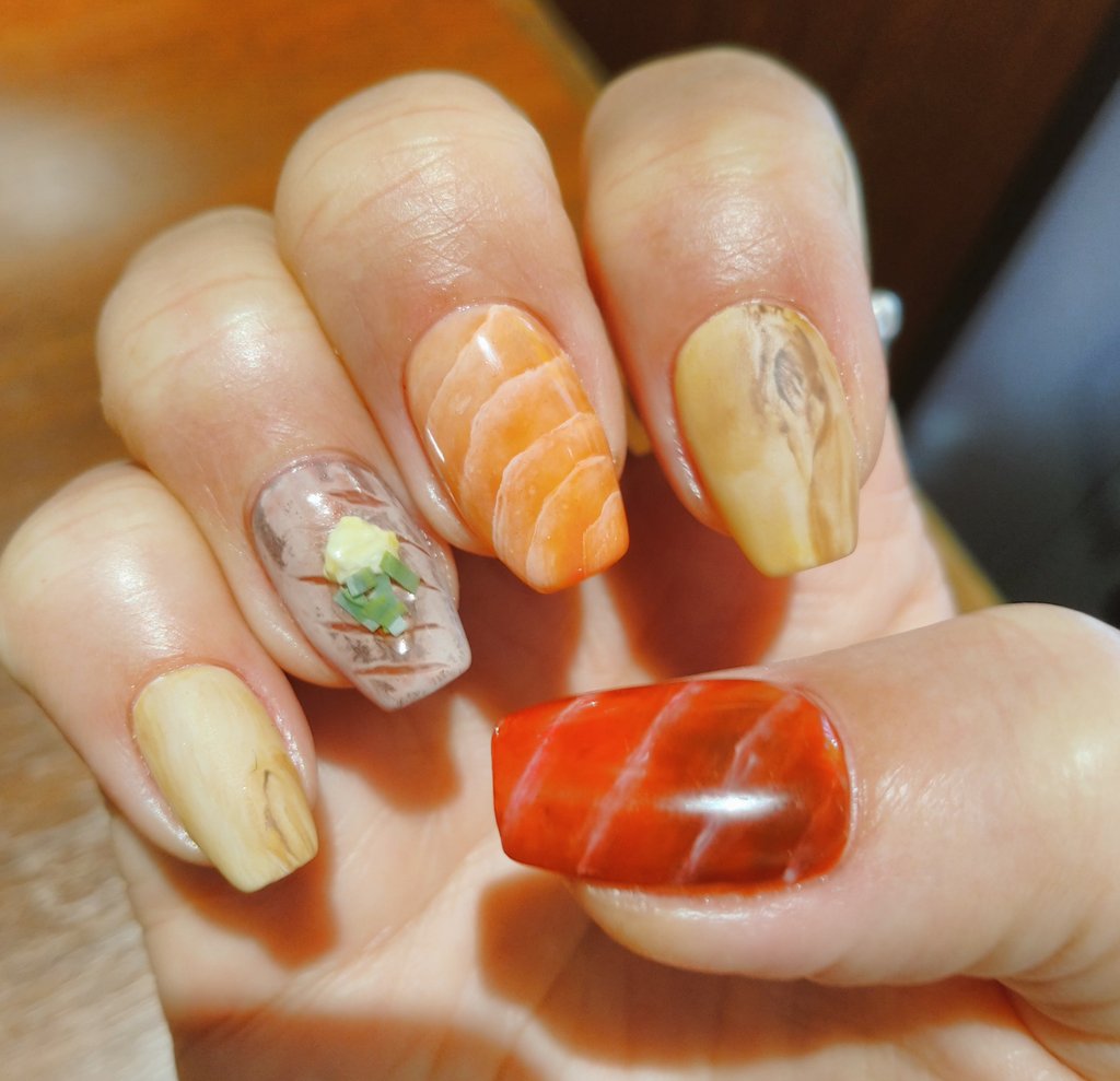 玉子、イカ、こぼれいくら軍艦、アジ、サーモン、マグロだよ