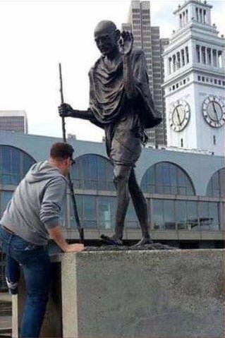 米サンフランシスコに建つ「ガンジー像」に発光体をつけられる事件発生