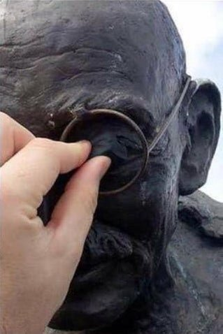 米サンフランシスコに建つ「ガンジー像」に発光体をつけられる事件発生