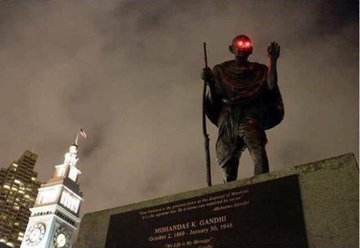 米サンフランシスコに建つ「ガンジー像」に発光体をつけられる事件発生