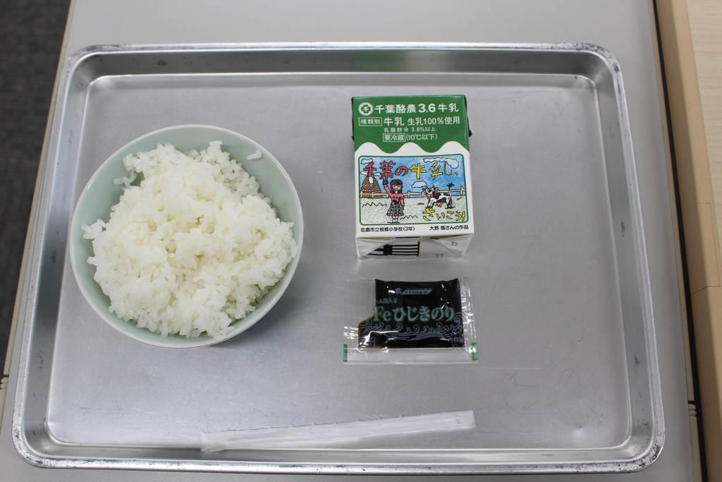 千葉県館山市の学校給食が戦中戦後並かそれ以下なんだけど… おかずが４日に一度だけ、他は佃煮やふりかけご飯と牛乳のみとか… 