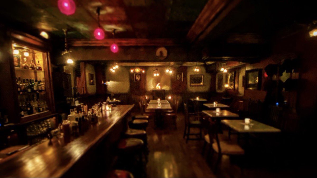 禁酒法で話題ですが当店はまさにその禁酒法時代1920年代のアメリカをテーマにしたバーです… アンティーク調の内装、俗世から切り離された非現実的な空間で隠れてお酒を飲む、そんな背徳感ある酒場…コロナ禍、何とか耐えますので収束後に行きたい店リストにどうでしょうか…   