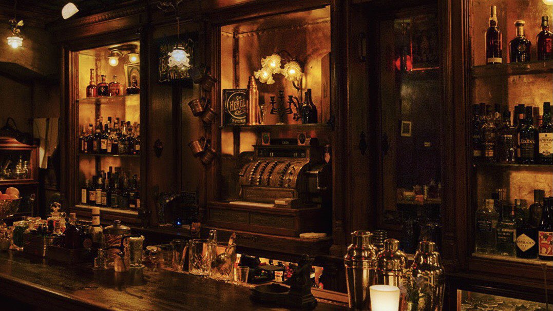 禁酒法で話題ですが当店はまさにその禁酒法時代1920年代のアメリカをテーマにしたバーです… アンティーク調の内装、俗世から切り離された非現実的な空間で隠れてお酒を飲む、そんな背徳感ある酒場…コロナ禍、何とか耐えますので収束後に行きたい店リストにどうでしょうか…   