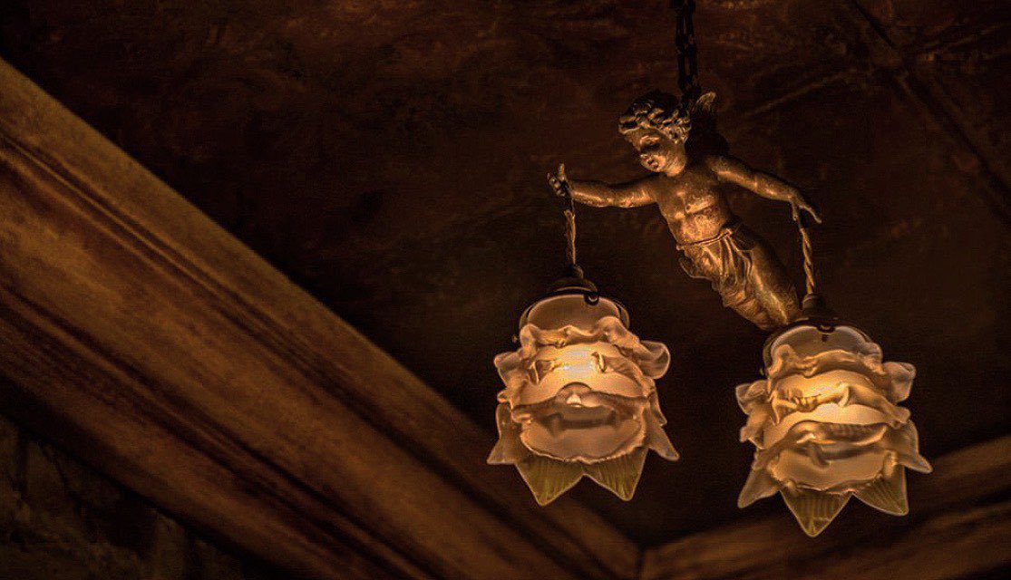 禁酒法で話題ですが当店はまさにその禁酒法時代1920年代のアメリカをテーマにしたバーです… アンティーク調の内装、俗世から切り離された非現実的な空間で隠れてお酒を飲む、そんな背徳感ある酒場…コロナ禍、何とか耐えますので収束後に行きたい店リストにどうでしょうか…   