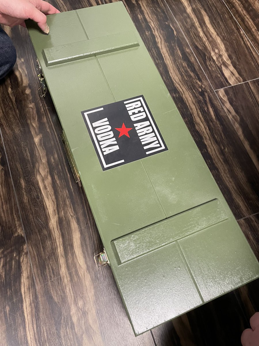 友人がカラシニコフ公式のAKウォッカとかいう凄いの持ってた... 