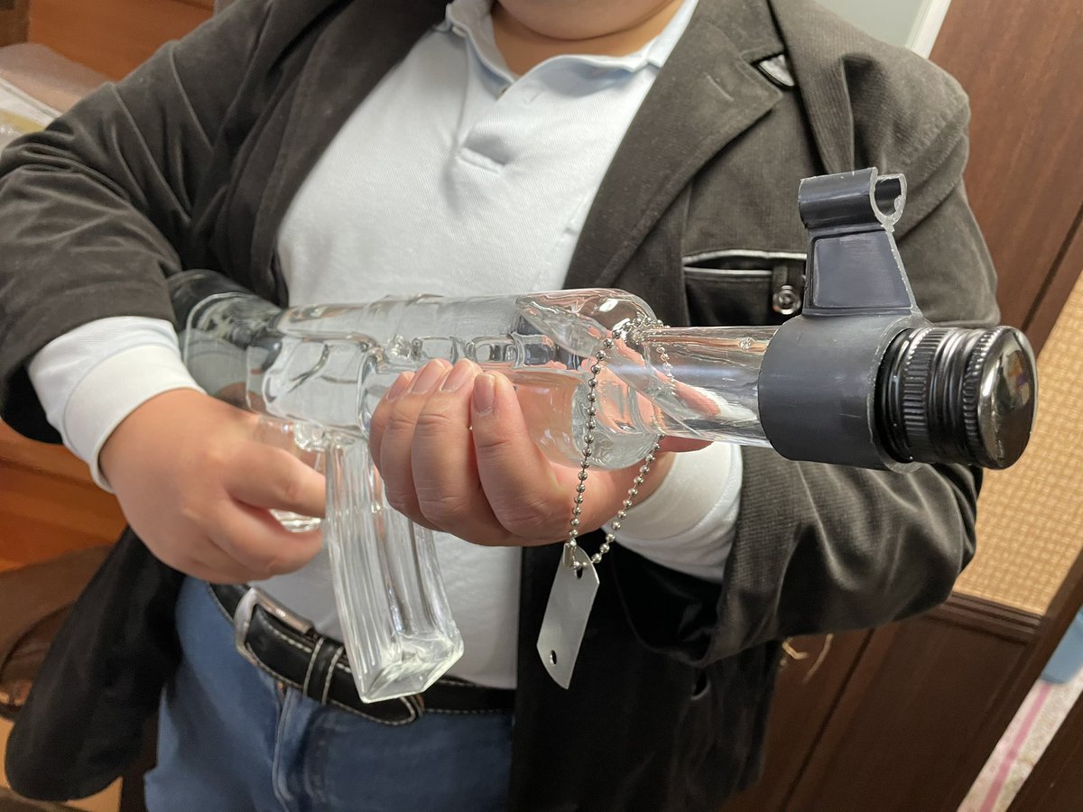 友人がカラシニコフ公式のAKウォッカとかいう凄いの持ってた... 