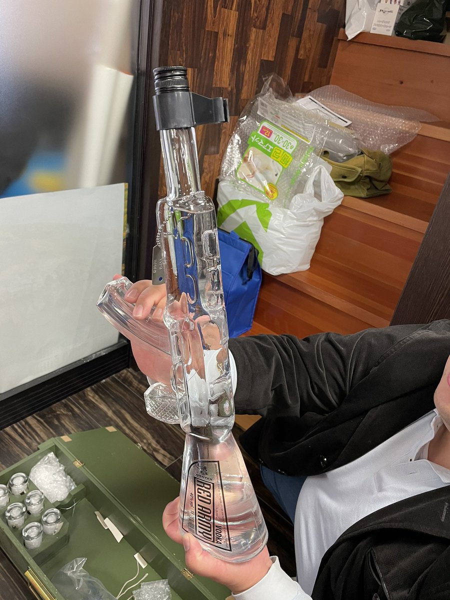 友人がカラシニコフ公式のAKウォッカとかいう凄いの持ってた... 