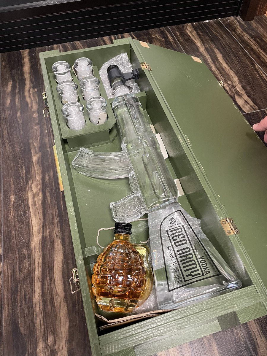 友人がカラシニコフ公式のAKウォッカとかいう凄いの持ってた... 