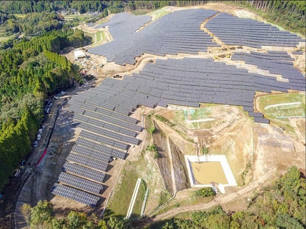 何度でも言いますが、太陽光は日本に不向きな発電システムです 広大な砂漠が国土の多くを占めてるのなら有効な発電システムだと思います 日本のCO2排出量など知れたものです 電源安全保障の観点からも太陽光発電は無用の長物です