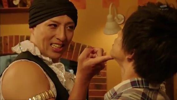 #敵だったけど味方になる系で好きなキャラ 仮面ライダーブラーボこと凰蓮・ピエール・アルフォンゾ  早期退場する予定だったらしいけど強烈なキャラがウケて予想以上の人気キャラに、最初は嫌味な邪魔キャラ的存在だったが主人公達を認めてからは大人として彼らの進む道の手助けをする頼れるオネエへ 