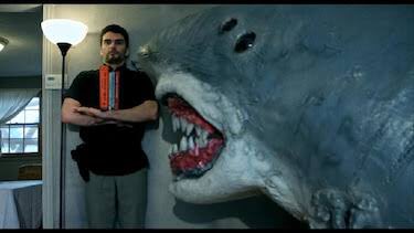 これはハウスシャークの大好きなシーンの１つで、本棚に擬態してサメから逃れるシーン 