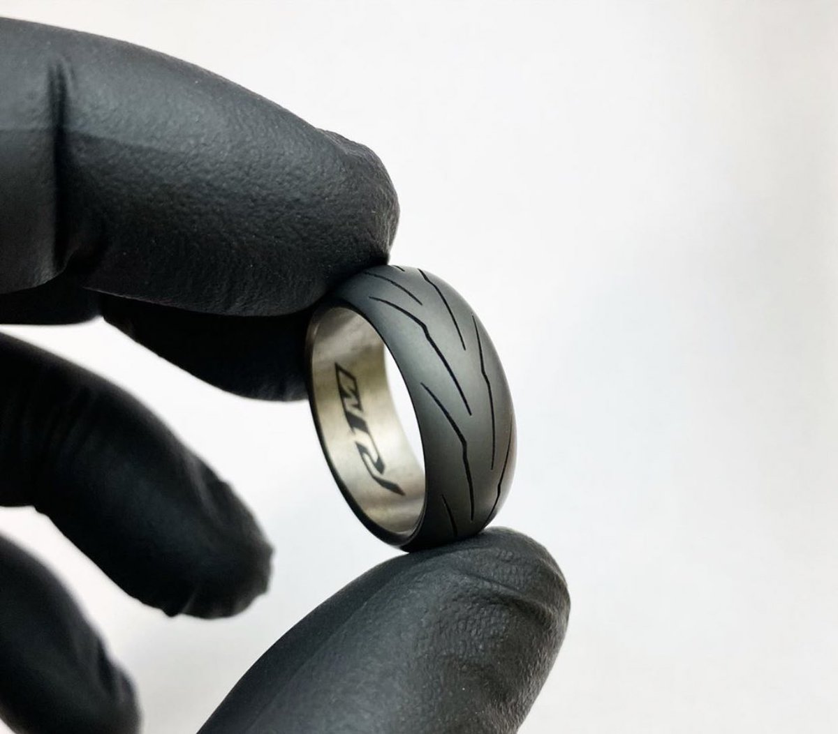 外側がタイヤで 内側に好きなマーク入れれる指輪  あり？ なし？ 