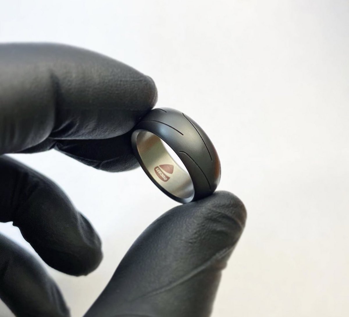 外側がタイヤで 内側に好きなマーク入れれる指輪  あり？ なし？ 