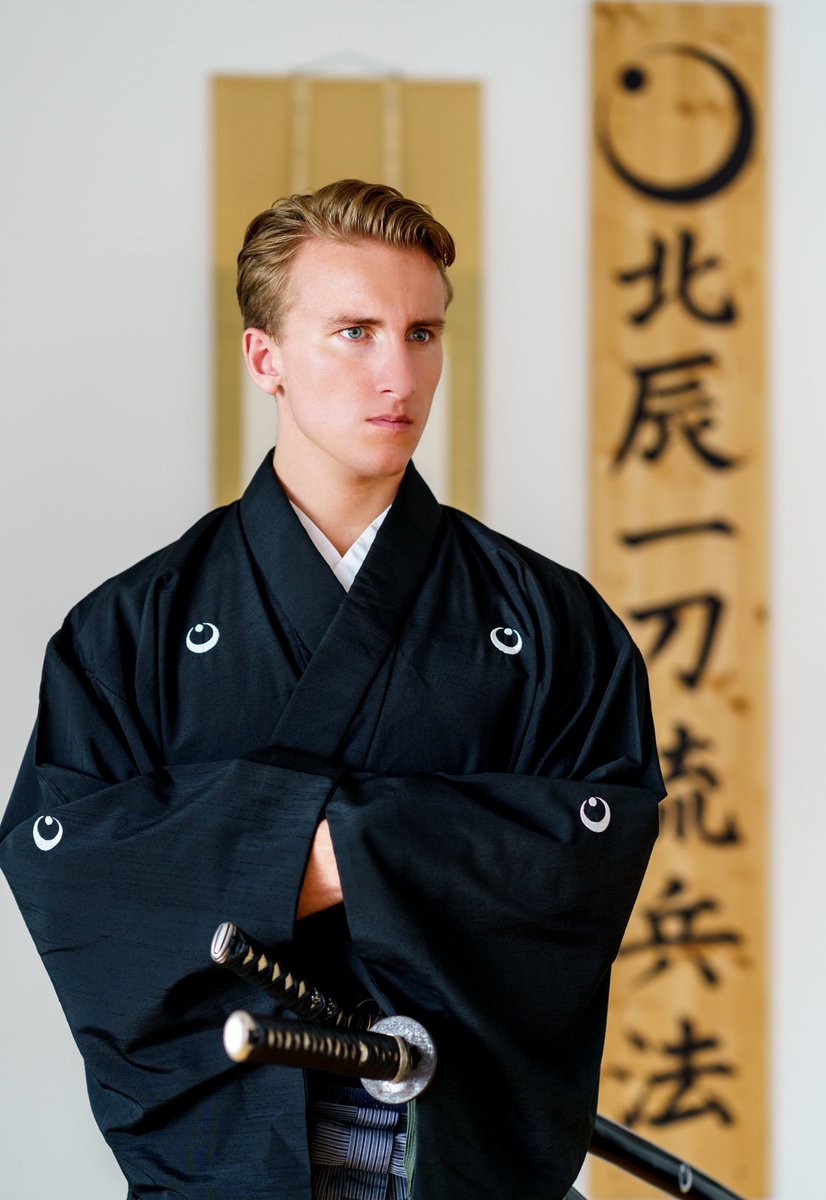 北辰一刀流の現(七代目)宗家ってドイツの方なのか…  マルクス・レッシュ 日本名　大塚龍之介平政智  イケメン通り越して神々しささえあるわ… 