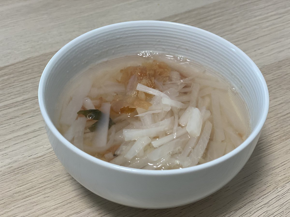 今日1日中家にいるし…と梅流しをやったらトイレ5往復の大惨事になった…1.2リットルぐらいの水に昆布入れて沸騰させて千切りにした大根1/2を入れて20分煮込み、大きめの梅干し3つを入れてできあがり