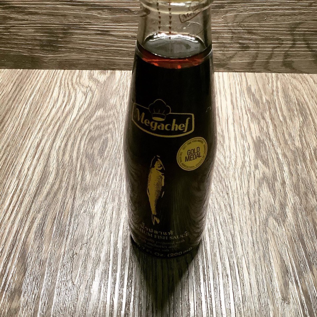 「料理好きな男子が衝動的に買って持て余す調味料第一位」のナンプラー君ですが、  卵2個にナンプラー大さじ1を入れて、油大さじ3で高温で炒めてからご飯2/3合で炒飯にすると香ばしいカニの味になってめちゃ美味いので今日の授業はそれだけ覚えて帰ってください