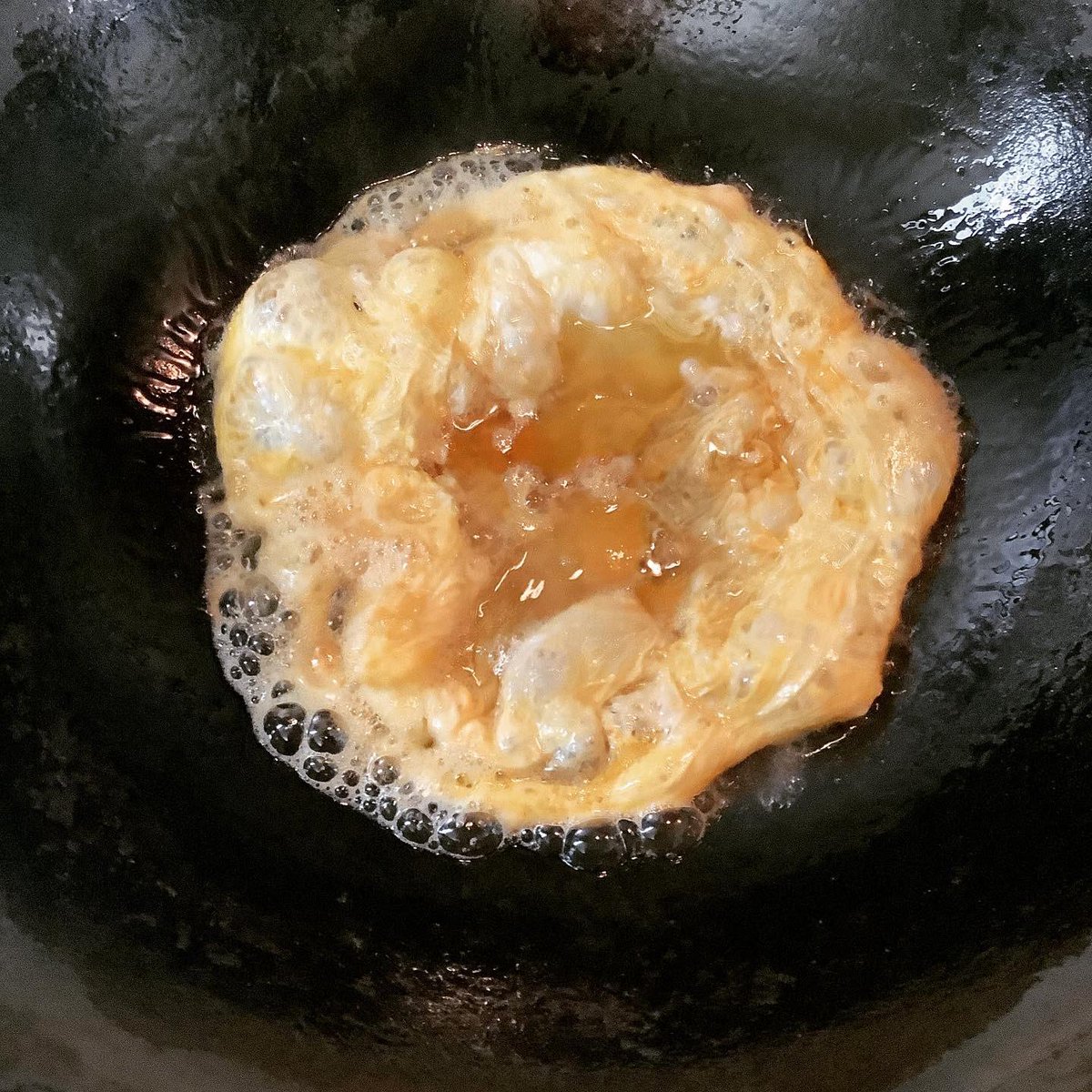 「料理好きな男子が衝動的に買って持て余す調味料第一位」のナンプラー君ですが、  卵2個にナンプラー大さじ1を入れて、油大さじ3で高温で炒めてからご飯2/3合で炒飯にすると香ばしいカニの味になってめちゃ美味いので今日の授業はそれだけ覚えて帰ってください