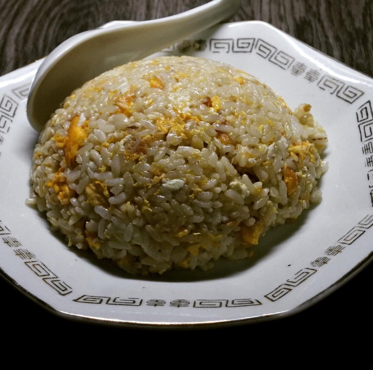 「料理好きな男子が衝動的に買って持て余す調味料第一位」のナンプラー君ですが、  卵2個にナンプラー大さじ1を入れて、油大さじ3で高温で炒めてからご飯2/3合で炒飯にすると香ばしいカニの味になってめちゃ美味いので今日の授業はそれだけ覚えて帰ってください