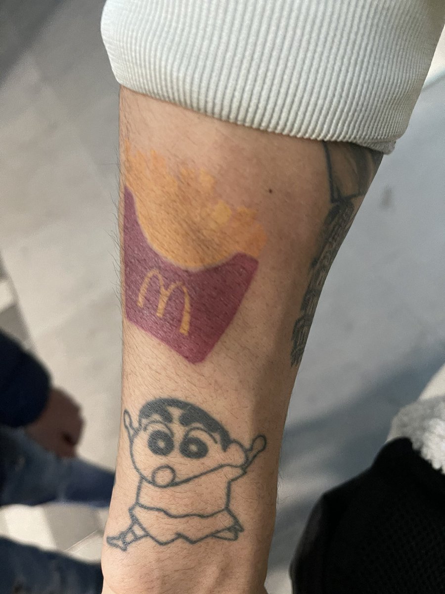 マクドナルドに行って ポテトのタトゥーを見せたら  マクドナルドのポテト無料になった🍟 