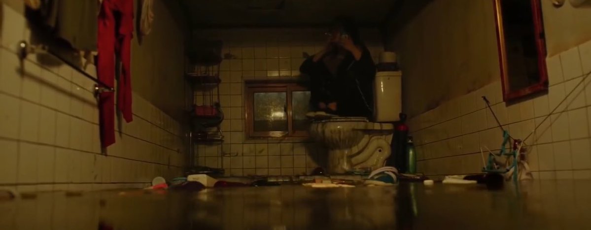 パラサイトの浸水シーンの汚水は高級な泥パックを使ってて、撮影後にスタッフ総出で浴びに行ってたっていう話が好き