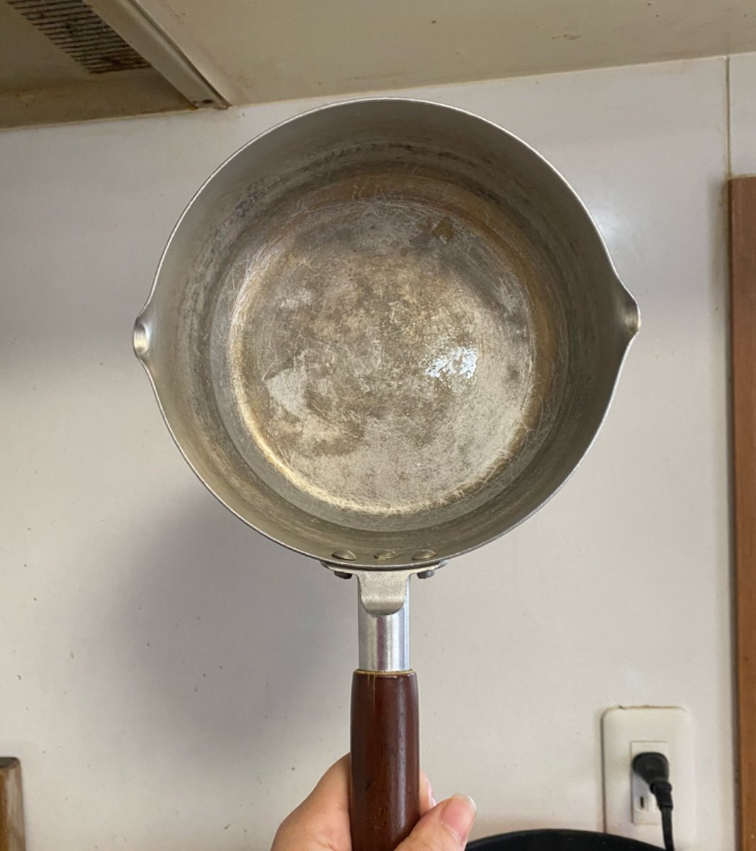 鍋の底を真っ黒な背景に置くだけで、めちゃくちゃ綺麗な月を作れます 