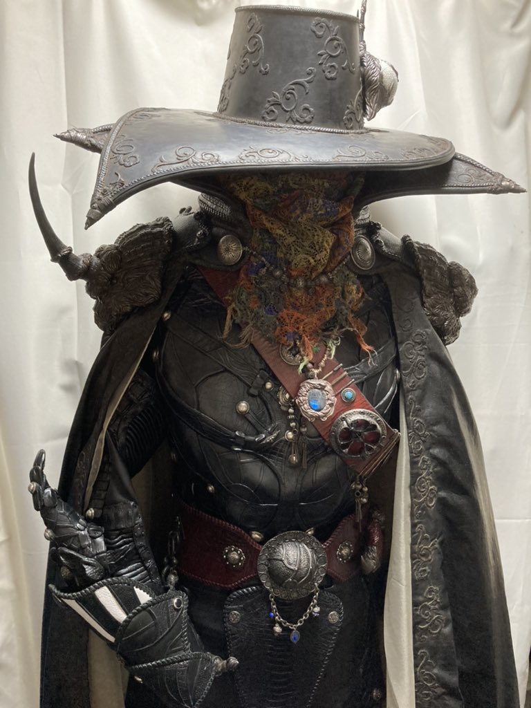 ってな訳で、吸血鬼ハンター〝D〟の衣装小道具一式完成  1995年5月から作り始めて丁度26年掛かっての完成ですわ( ´Д`)y━･~~  コレでいつ終わっても悔いは無い 