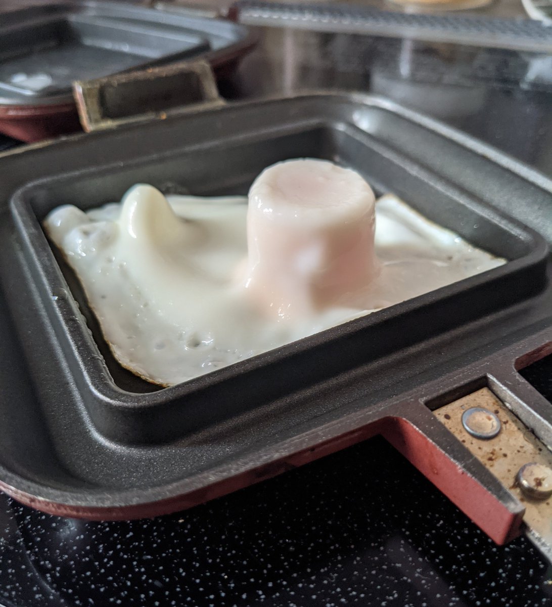 ホットサンドメーカーで目玉焼き作ったら黄身が立った。はて？？？ 