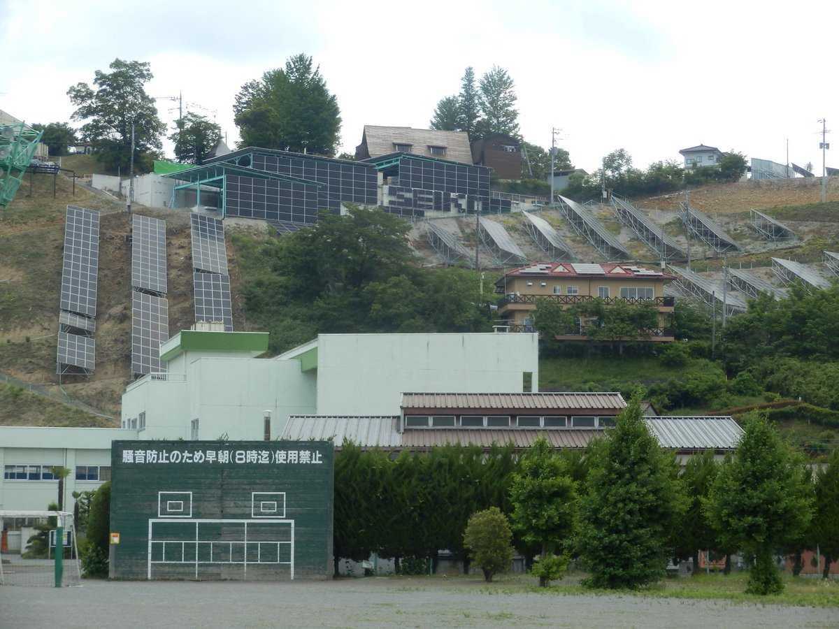 どうかこの西向き急斜面に単管パイプで設置された低圧分割ソーラーが、地盤ごと秩父第一小学校に向かって崩落したり、北風に煽られて飛散しませんように