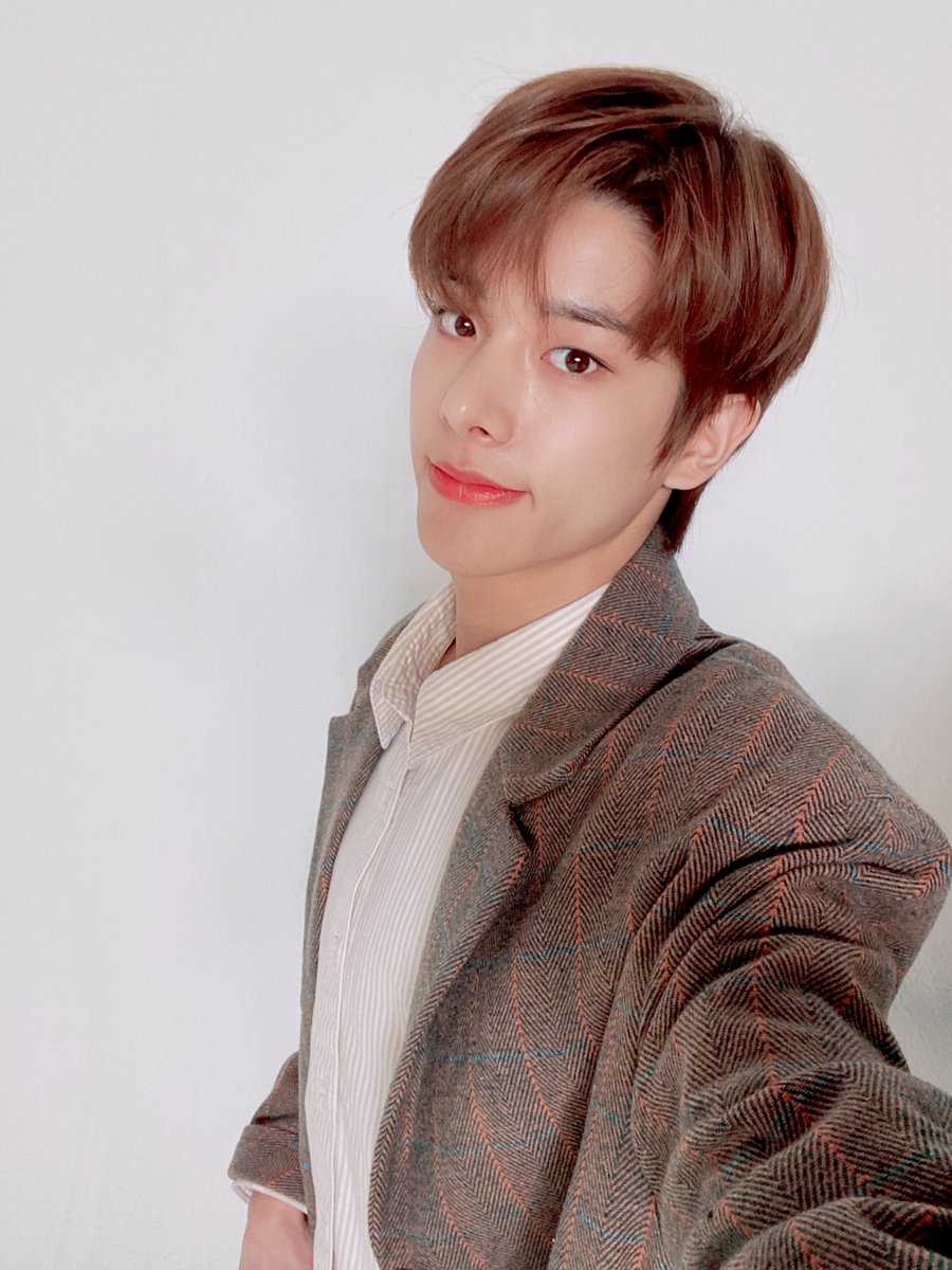 [#ENHYPENMESSAGE] 2020ねんも よくおえられましたか? ぼくといっしょに 2021ねんも ファイティンしましょう! 1がつに もくひょうをたくさんたてたとおもいますが ぜんぶかないますように~😊JAKEがおうえんします! #JAKE  🦮 