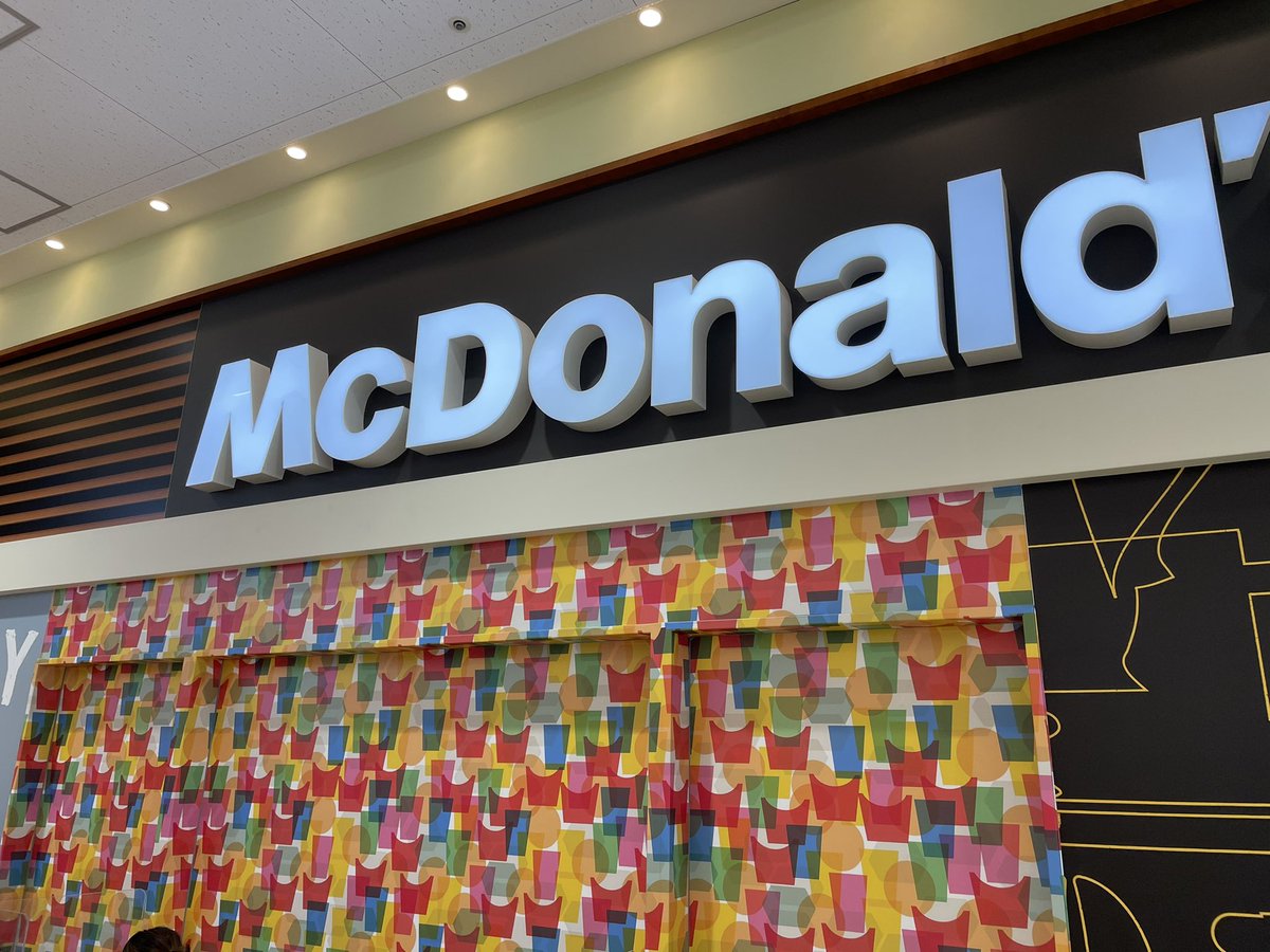 マクドナルドの壁、エッチな絵に見えてくる（ぉ 