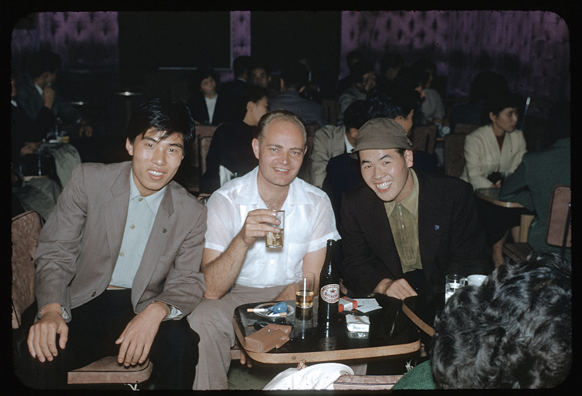 爺さんが爺さんしか着ない爺臭い服を着ている理由が「自分が若い頃の格好をずっとしているから」だと分かった1枚