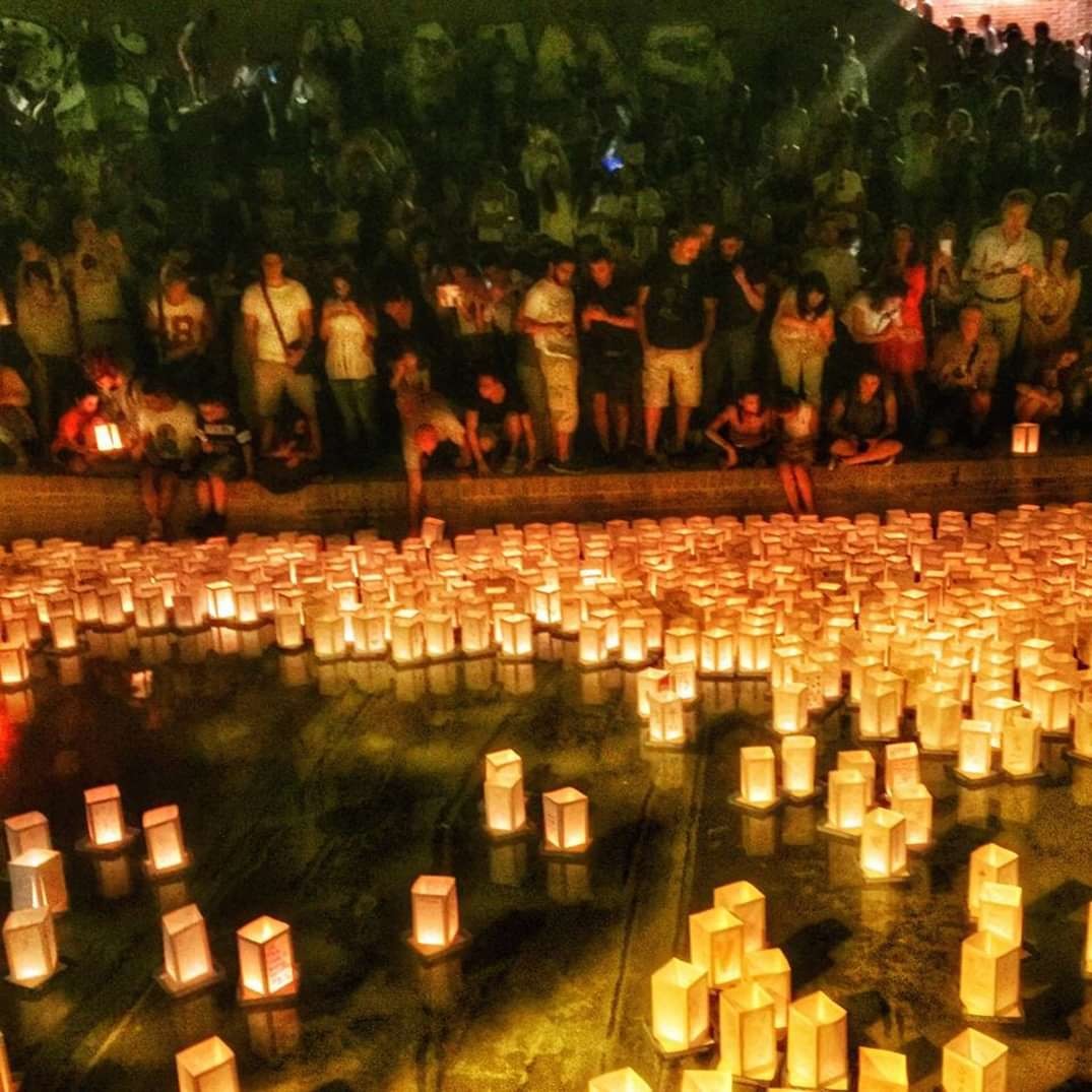 ほとんど知られていないのですが、ボローニャでは8月6日に現地の人々が公園で、広島と長崎の犠牲者を追悼する灯籠流しを開いてくれています