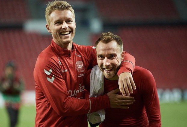   最初にエリクセンを助け、医療チームを呼び、チームメイト呼んで治療の様子が見えない様に彼を囲んだ