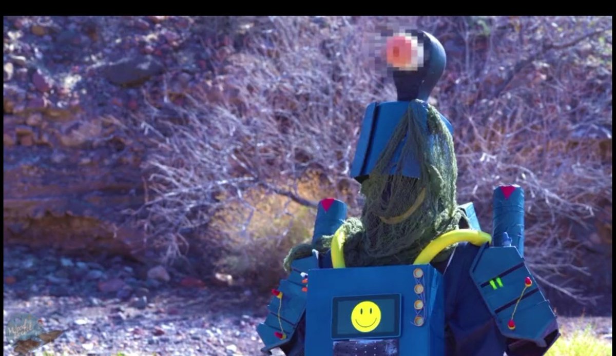 APEXパロAV見つけてしまったんだがミラージュらの衣装レベル高いのに急にバケモン出てきて笑った 