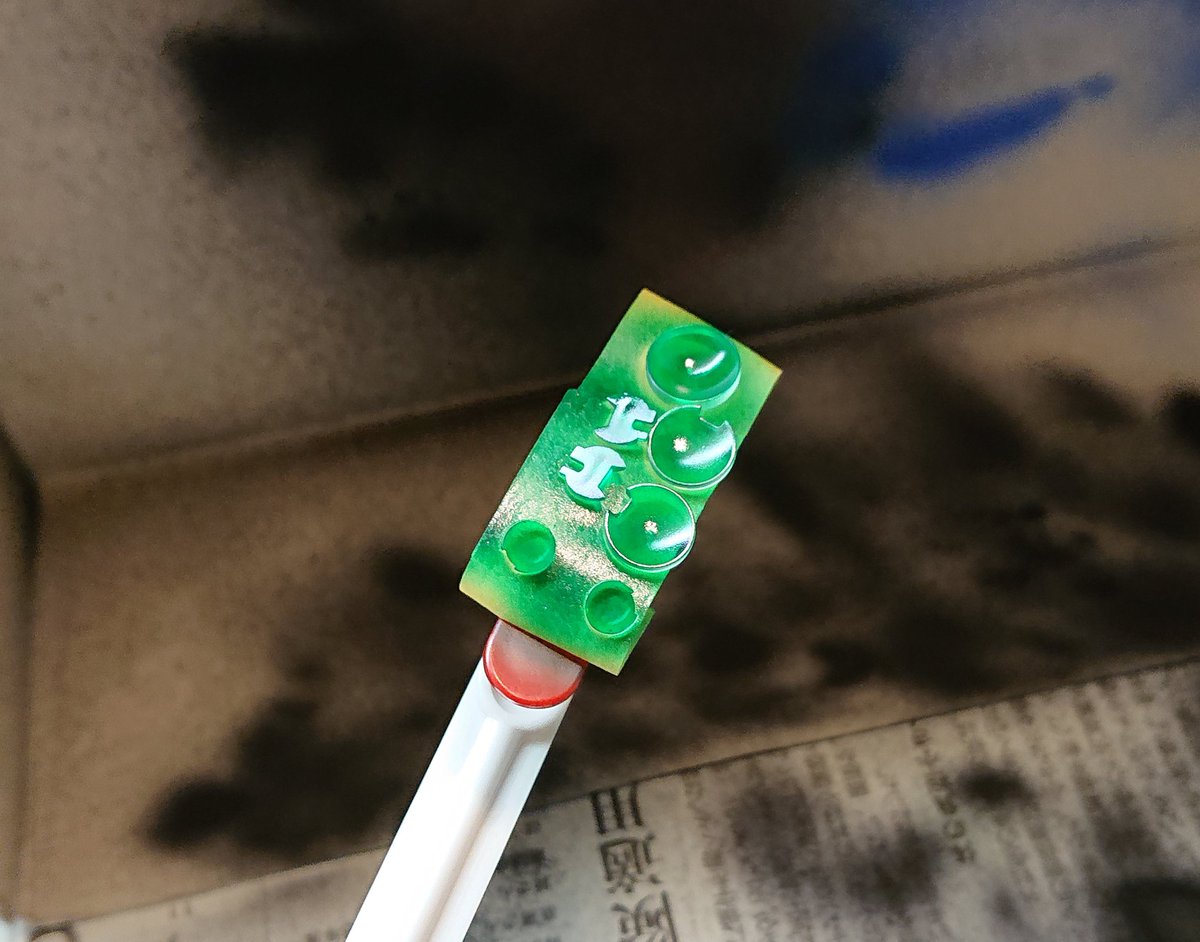 マッキーにマスキングテープをかましてガンダムマーカーエアブラシシステムでクリアパーツ塗ったらめっちゃ綺麗に塗れた