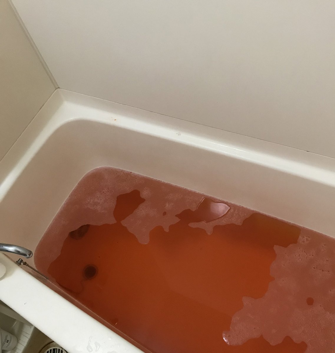 エヴァ見たし風呂入ろうと思って適当に入浴剤入れたら入るのに躊躇する色になった エヴァ見た後でこれよ 