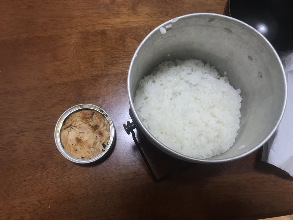 ツナ缶開けてティッシュ1枚を折りたたんで油を染み込ませて燃やす