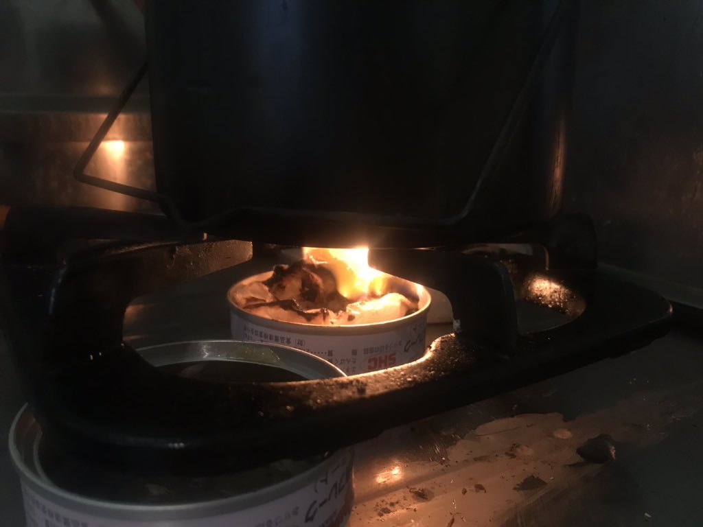 ツナ缶開けてティッシュ1枚を折りたたんで油を染み込ませて燃やす