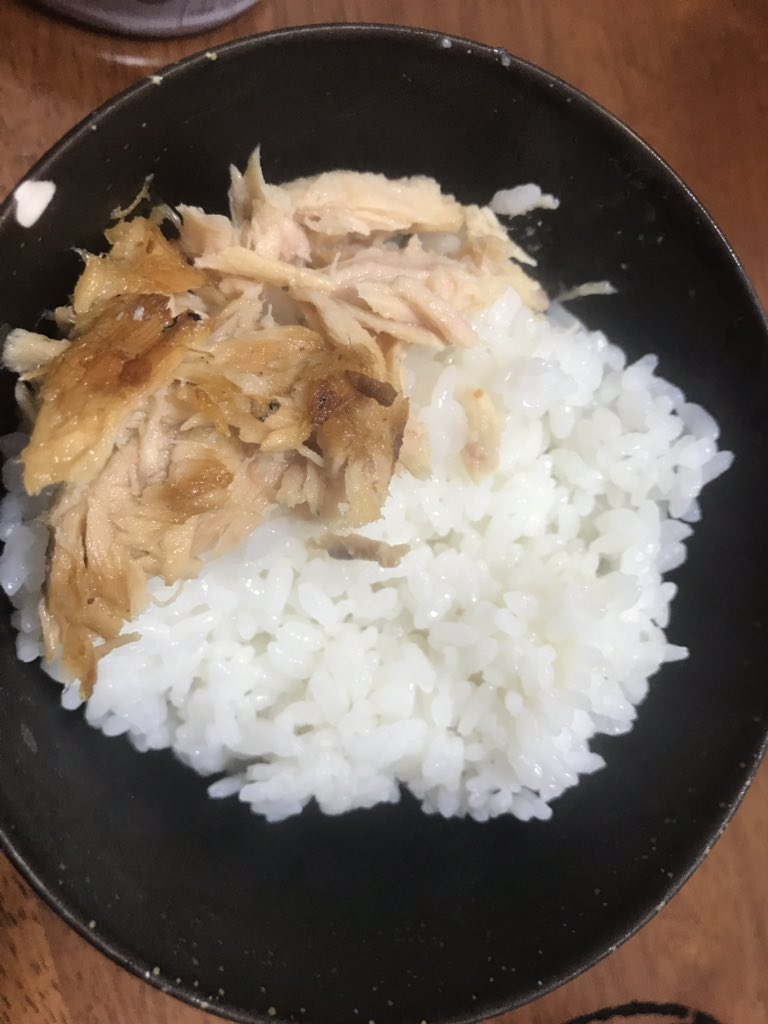 ツナ缶開けてティッシュ1枚を折りたたんで油を染み込ませて燃やす