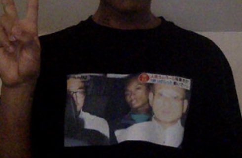 逮捕されたときのシャツ着てるのおもしろいでしょw 