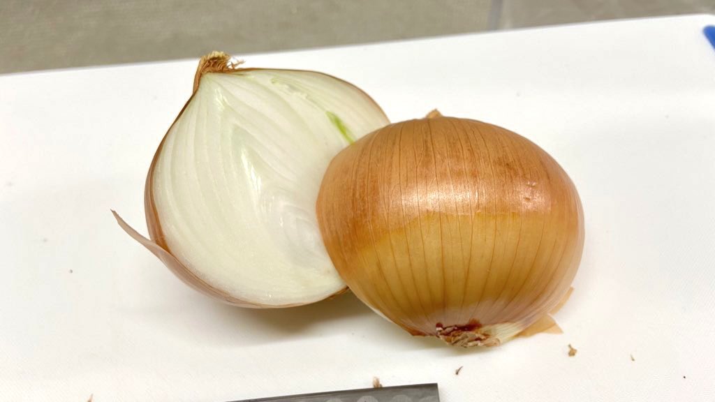 剥きにくい玉ねぎの皮は水に5分浸けてから縦半分に切ると簡単にベロっと剥けます