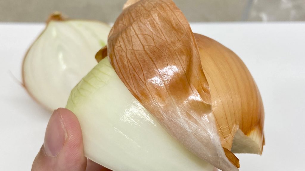剥きにくい玉ねぎの皮は水に5分浸けてから縦半分に切ると簡単にベロっと剥けます