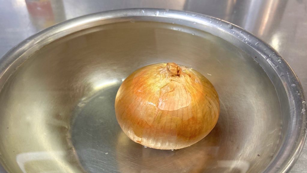剥きにくい玉ねぎの皮は水に5分浸けてから縦半分に切ると簡単にベロっと剥けます