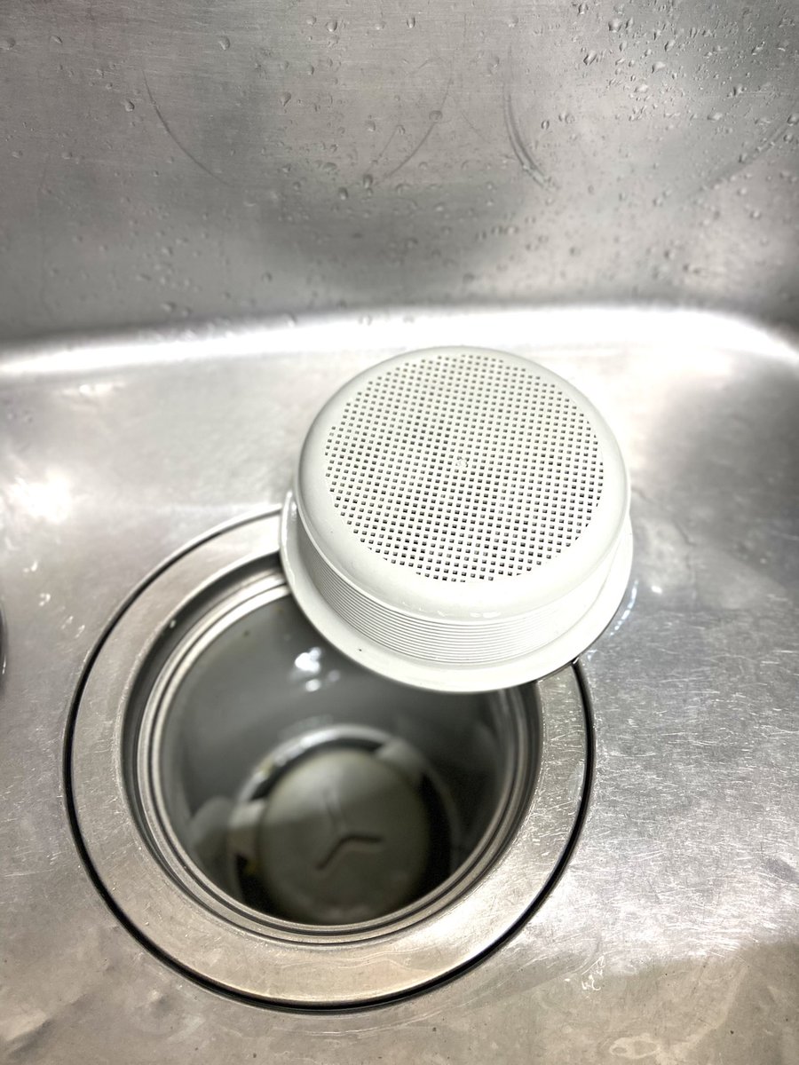 排水溝のザル掃除は水で濡らしたザルにキッチンペーパーを貼り付けてからクリーナーをかけると最低限の量で節約ができ何より隙間なく綺麗になります